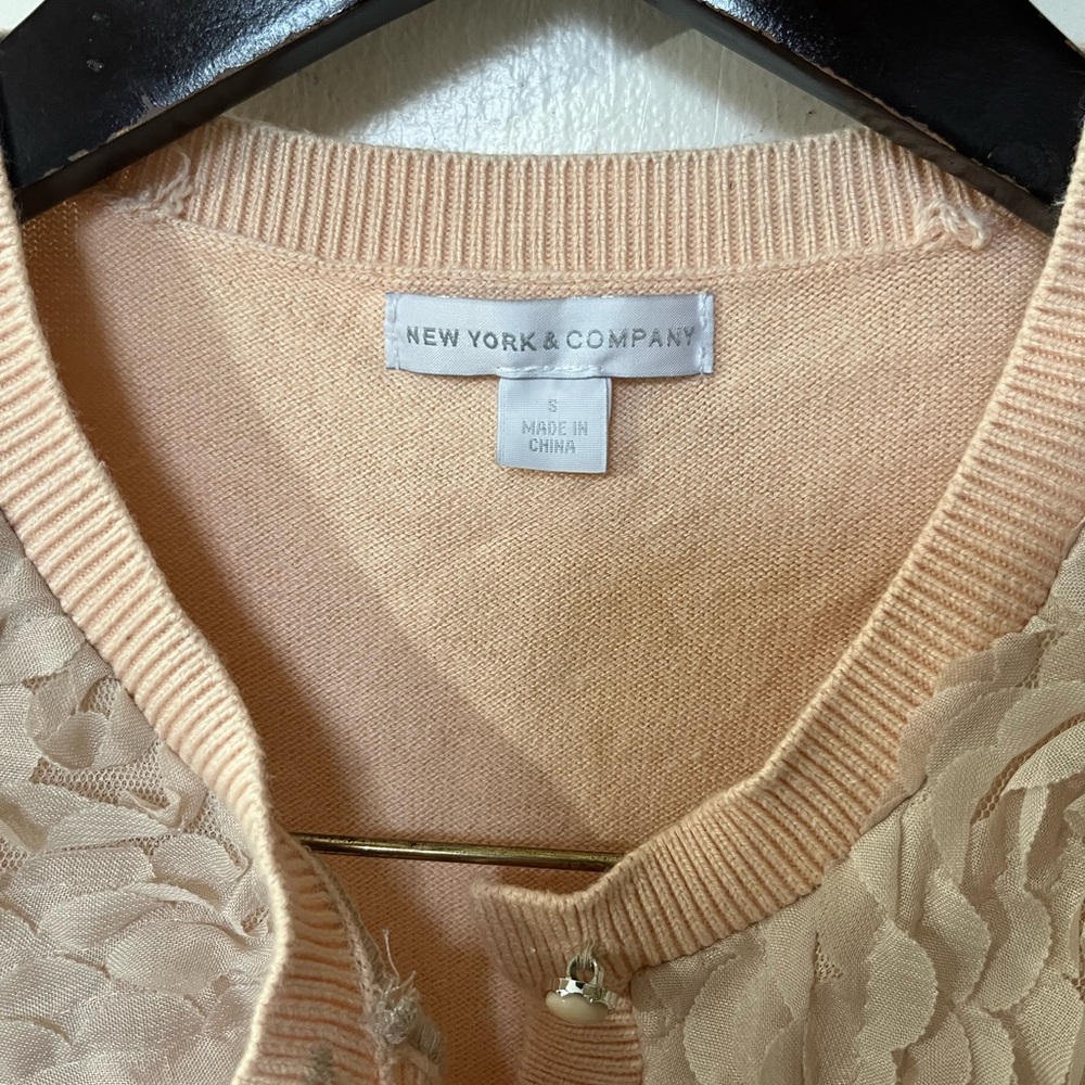 New York & Company Peach Rosette Short Sleeve Cardigan Sweater - Size Small - Picture 5 of 7